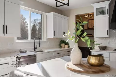 Kitchen - 50931 Mistwood Dr, Macomb, MI 48042 photo 7 of 7