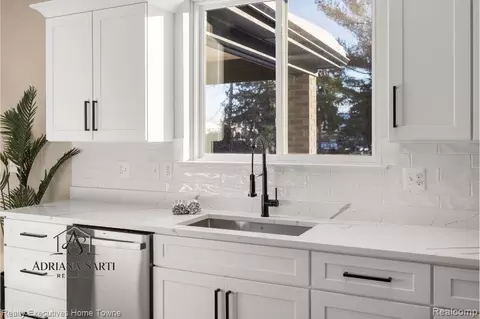 Kitchen - 50931 Mistwood Dr, Macomb, MI 48042 photo 2 of 7