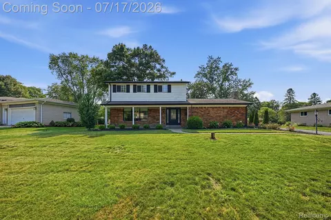 8327 Fox Bay Dr, White Lake, MI 48386