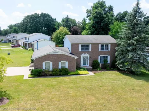 1324 Bush Creek Dr, Grand Blanc, MI 48439