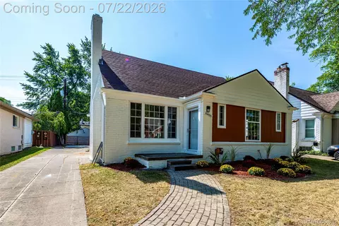 10425 Elgin Ave, Huntington Woods, MI 48070