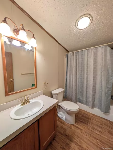 Bath - 4024 E 54th St, Mount Morris, MI 48458 photo 1 of 4