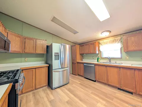 Kitchen - 4024 E 54th St, Mount Morris, MI 48458 photo 3 of 4