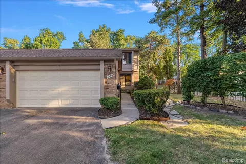 31456 Hunters Circle Dr, Farmington Hills, MI 48334