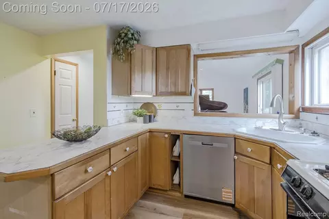 Kitchen - 5511 Wright Dr, Troy, MI 48098 photo 3 of 5