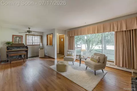 Living - 5511 Wright Dr, Troy, MI 48098 photo 2 of 5