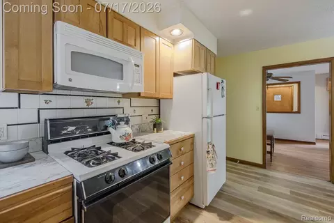 Kitchen - 5511 Wright Dr, Troy, MI 48098 photo 5 of 5
