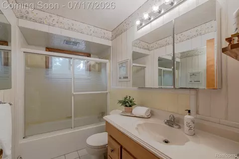 Bath - 5511 Wright Dr, Troy, MI 48098 photo 1 of 2
