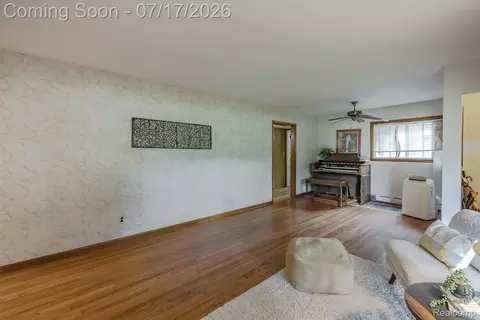 Living - 5511 Wright Dr, Troy, MI 48098 photo 4 of 5