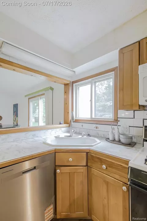 Kitchen - 5511 Wright Dr, Troy, MI 48098 photo 4 of 5