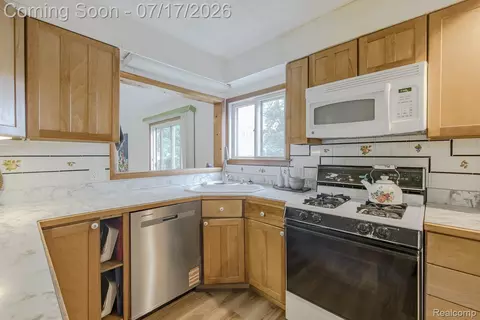 Kitchen - 5511 Wright Dr, Troy, MI 48098 photo 2 of 5