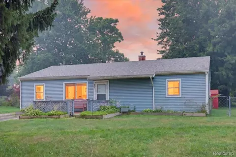 3872 Queensbury Rd, Orion, MI 48359