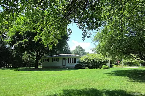 3944 Dartmouth Rd, Brandon, MI 48371