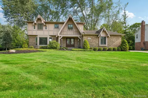 36339 Parklane Cir, Farmington Hills, MI 48335