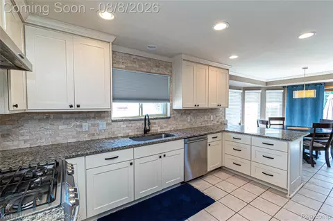 Kitchen - 17576 Canvasback Dr, Macomb, MI 48044 photo 5 of 6