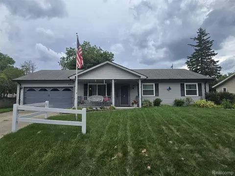 21411 Jefferson St, Farmington, MI 48336