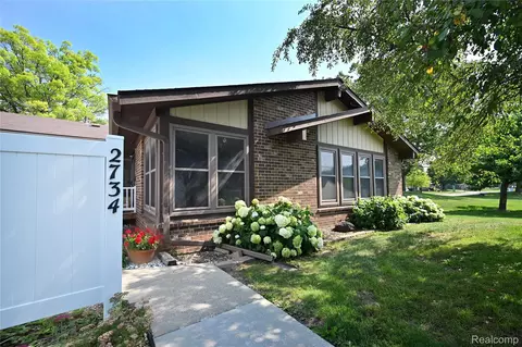 2734 Roundtree Dr, Troy, MI 48083 photo 1