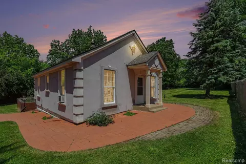 235 Alberta St, Auburn Hills, MI 48326