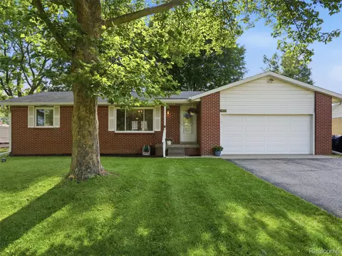 11771 Lesia Dr, Green Oak, MI 48189