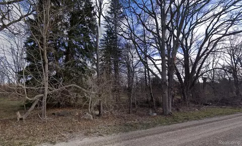 11421 Newman Rd, Brighton, MI 48114