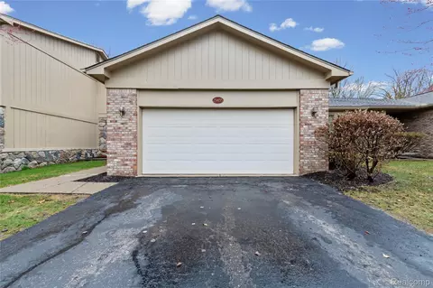 29455 Sylvan Ln, Farmington Hills, MI 48334