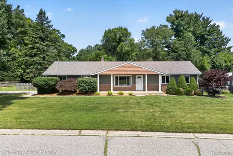 11498 Fox N Hounds Dr, White Lake, MI 48386