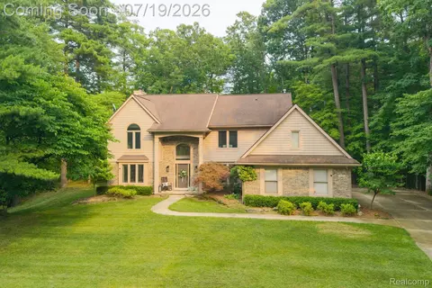576 Indian Trl, Orion, MI 48362