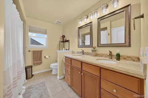 Bath - 50414 Greycoat Ln, Macomb, MI 48044 photo 2 of 8