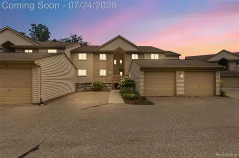 4892 Ashley Ln, Waterford, MI 48329