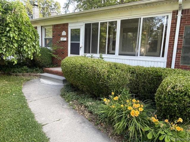 21607 Madison St, Saint Clair Shores, MI 48081