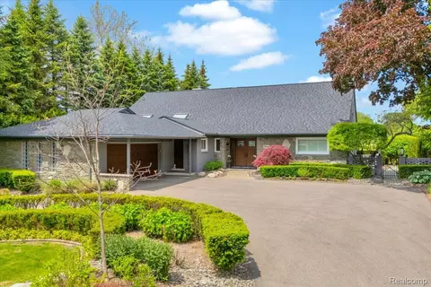 3816 W Maple Rd, Bloomfield Hills, MI 48301