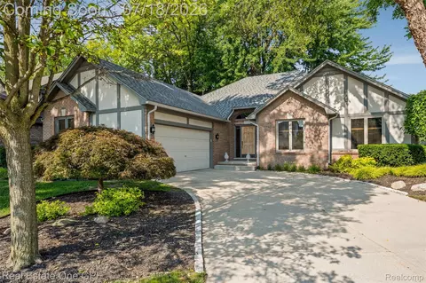 39931 Brylor Ct, Clinton Township, MI 48038