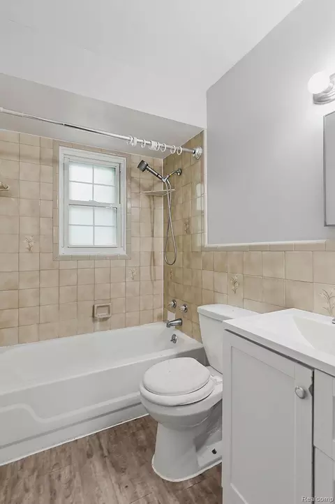 Bath - 5852 Beech Daly Rd, Taylor, MI 48180 photo 2 of 5