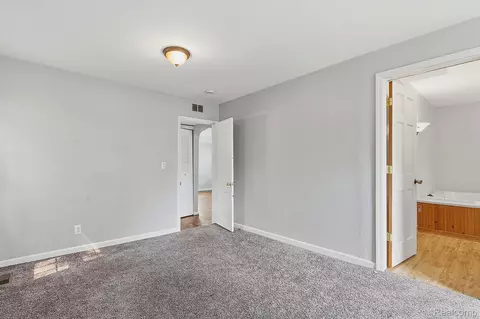Bedroom - 5852 Beech Daly Rd, Taylor, MI 48180 photo 2 of 5