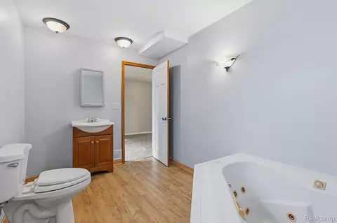 Bath - 5852 Beech Daly Rd, Taylor, MI 48180 photo 5 of 5