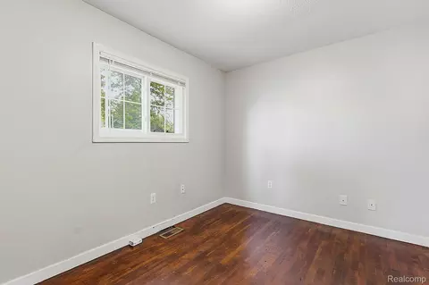 Bedroom - 5852 Beech Daly Rd, Taylor, MI 48180 photo 3 of 5