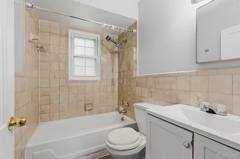 Bath - 5852 Beech Daly Rd, Taylor, MI 48180 photo 3 of 5