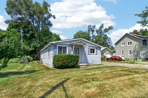 2340 Hester Ct, Keego Harbor, MI 48320