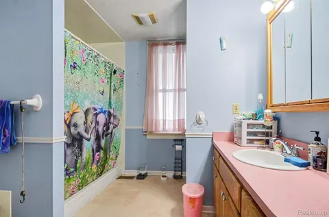 Bath - 612 Vine St, St. Clair, MI 48079 photo 1 of 1