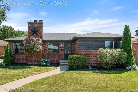 21541 Pallister St, Saint Clair Shores, MI 48080