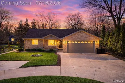 37209 Curwood Dr, Sterling Heights, MI 48310
