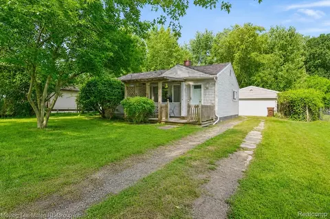 21847 Fenster St, Sumpter, MI 48111
