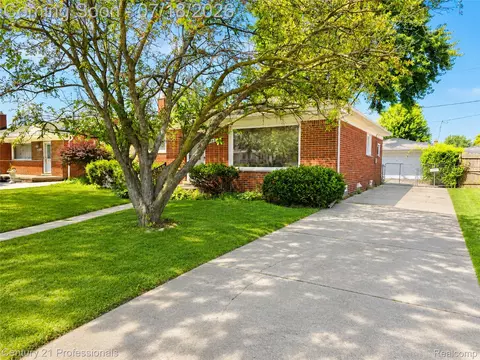 8563 Centralia St, Dearborn Heights, MI 48127