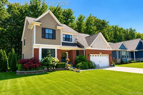 27688 Coleridge St, Harrison, MI 48045