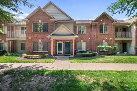 12121 Hidden View Ct, Utica, MI 48315