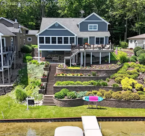 2770 Cozy Cv, Waterloo, MI 49240