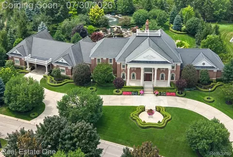 5250 Orchard Ridge Dr, Oakland, MI 48306
