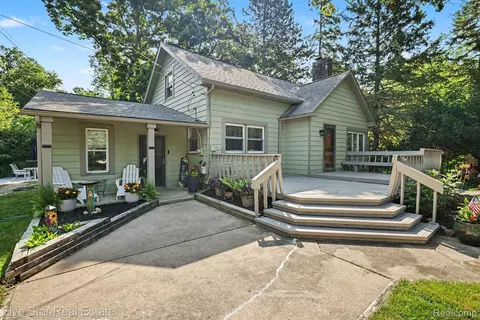 6700 Pontiac Trail Rd, West Bloomfield, MI 48323