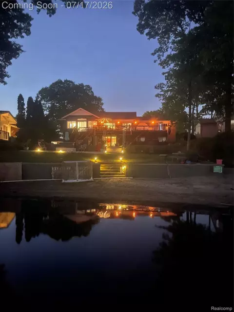 3233 Shawnee Ln, Waterford, MI 48329