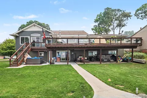 3233 Shawnee Ln, Waterford, MI 48329